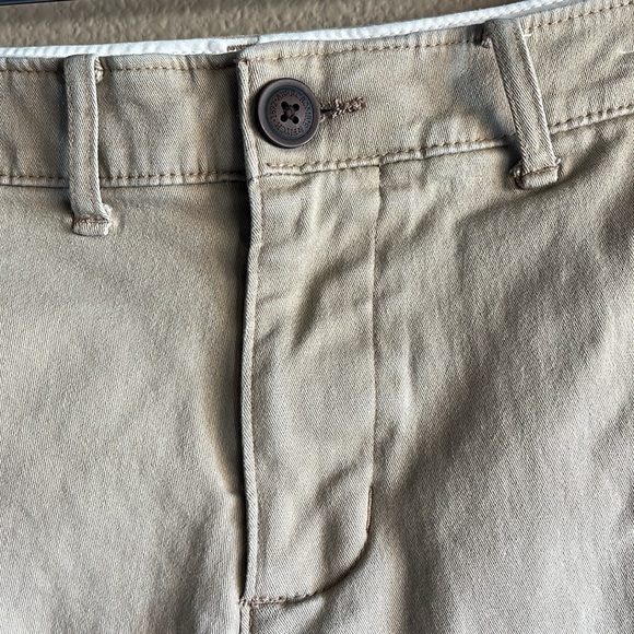 A&F Stretch Khaki Shorts - Picture 2 of 11